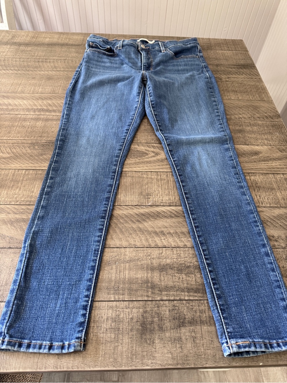 Levi's Women's Skinny Jeans in Medium Blue Wash